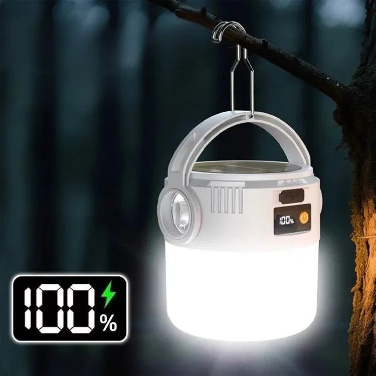 brandende solar lamp hangend aan een tak met indicatie voor hoeveel lading