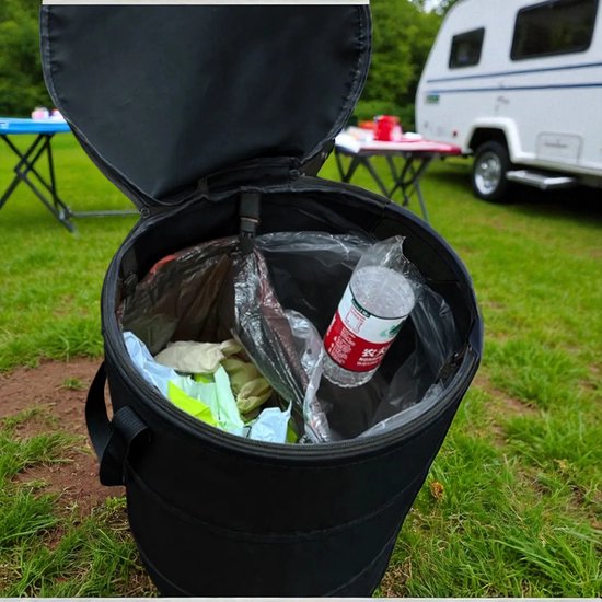 voorbeeld van een zwarte vuilnisemmer met afval voor caravan