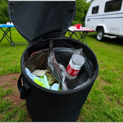 voorbeeld van een zwarte vuilnisemmer met afval voor caravan