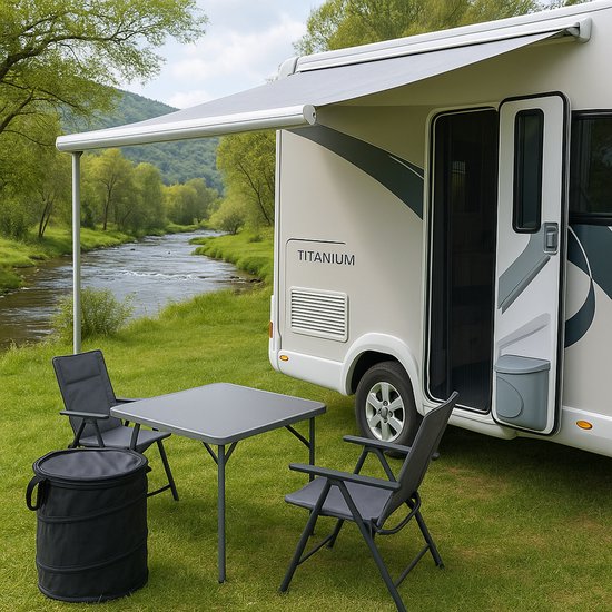 camper aan een beekje op de camping met op de voorgrond een prullenbak in zwart